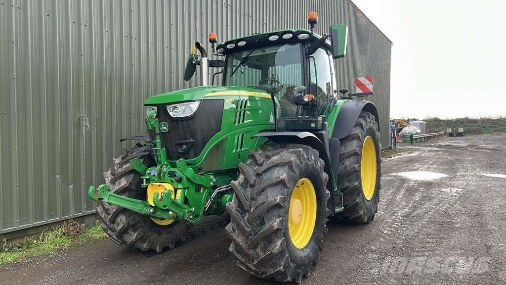 John Deere 6215R Traktory