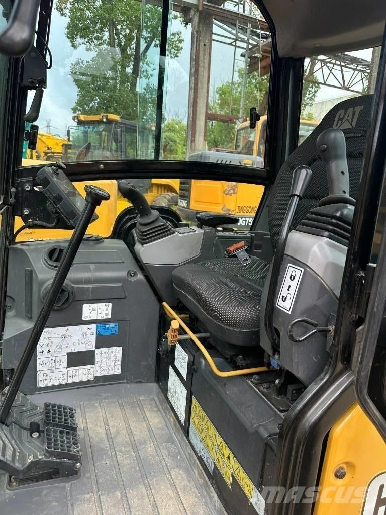 CAT 302 Mini rýpadla < 7t