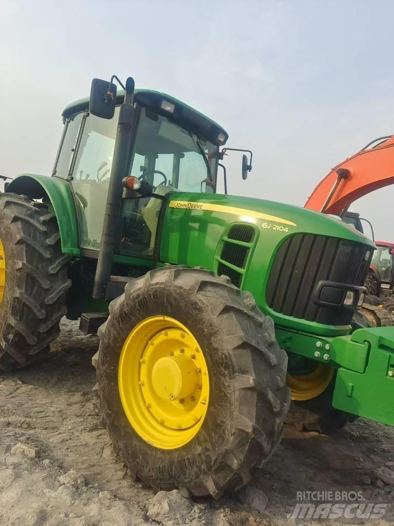 John Deere 6J-2104 Traktory