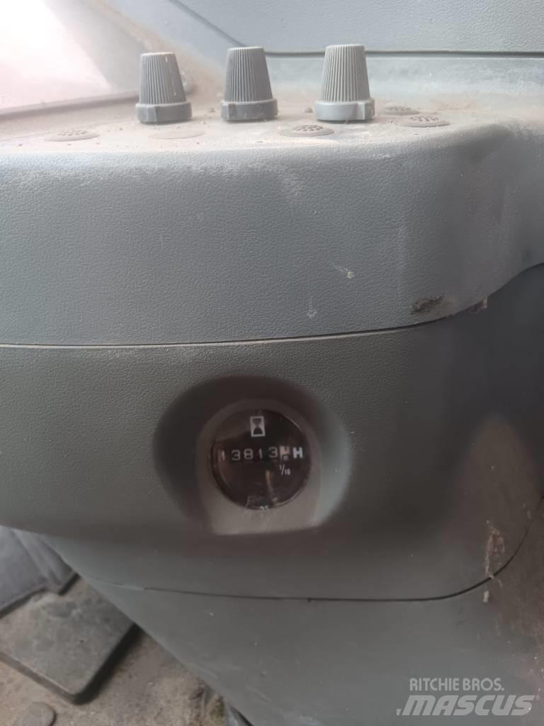 Hitachi EX135W Kolová rýpadla