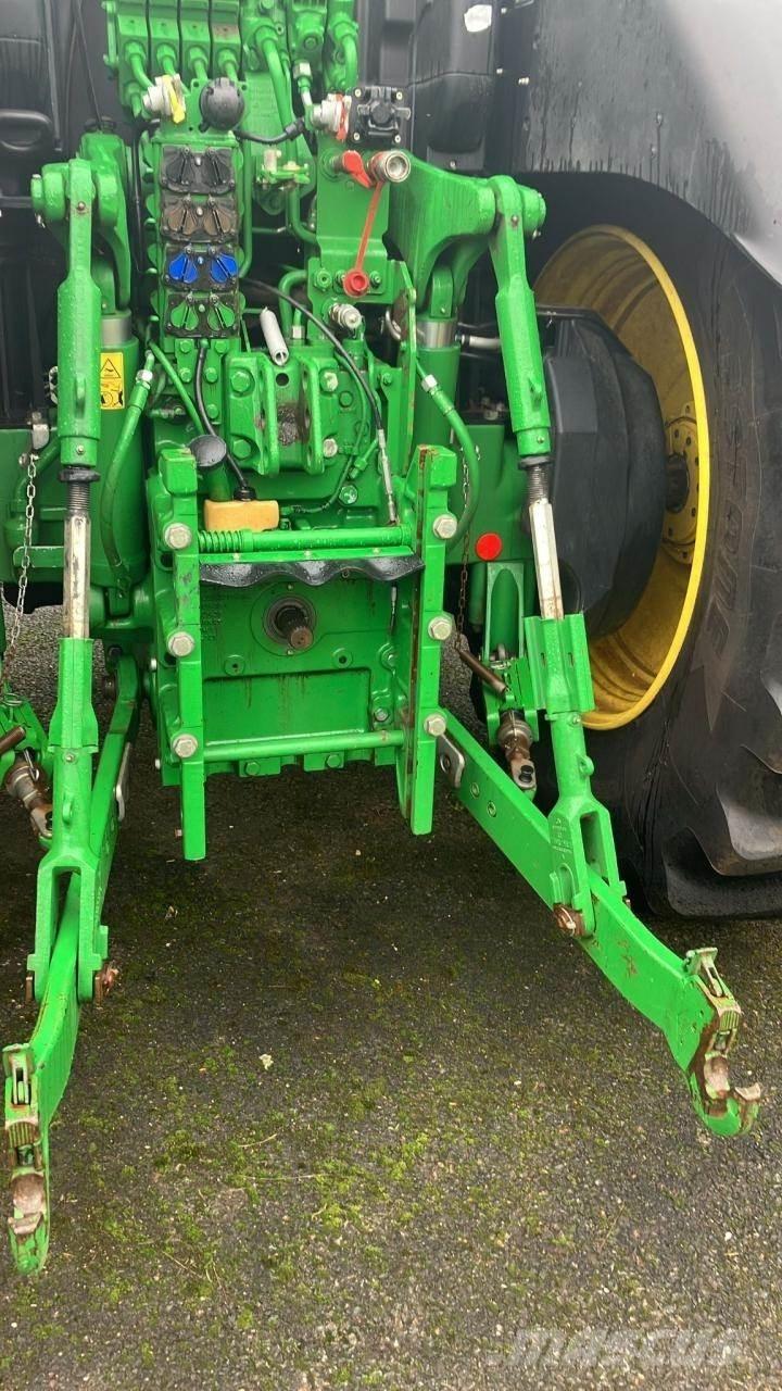 John Deere 6230R Traktory