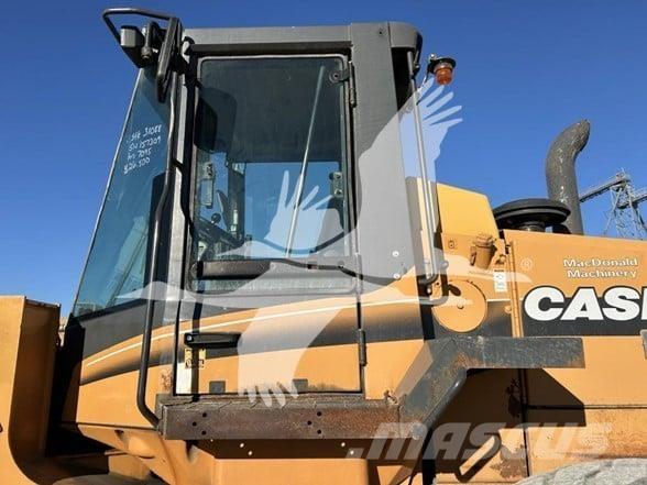 CASE 821C Kolové nakladače