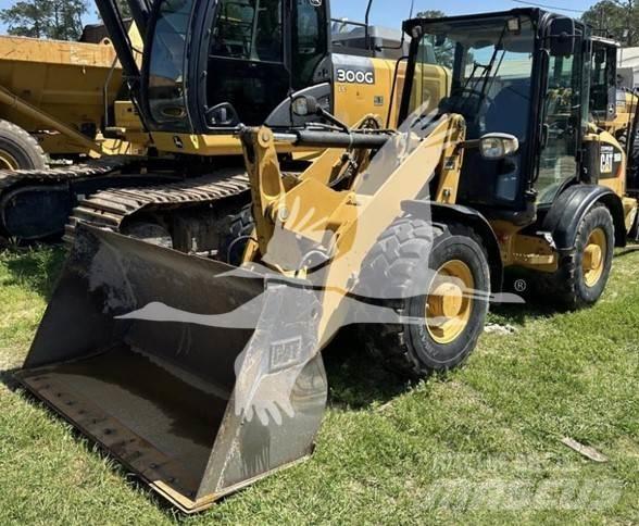 CAT 906M Kolové nakladače