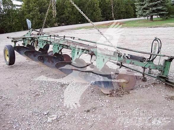 John Deere 514 Oboustranné pluhy