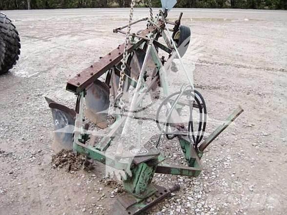 John Deere 514 Oboustranné pluhy