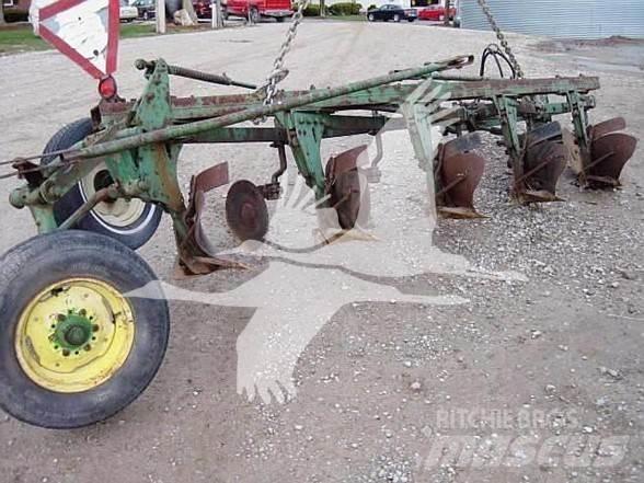 John Deere 514 Oboustranné pluhy