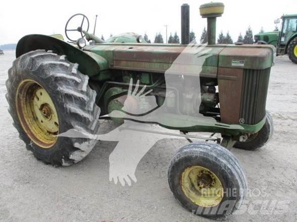 John Deere 820 Traktory