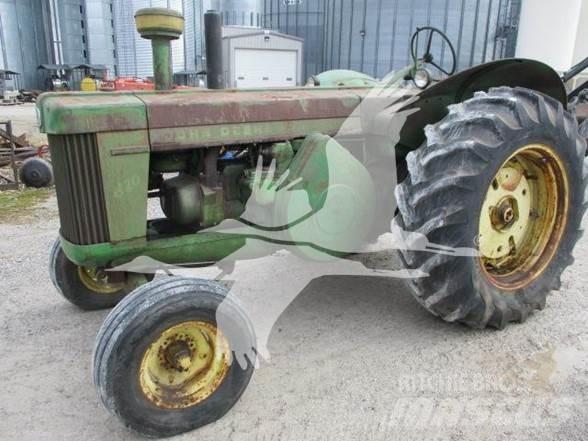 John Deere 820 Traktory