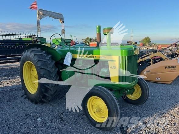 John Deere 820 Traktory