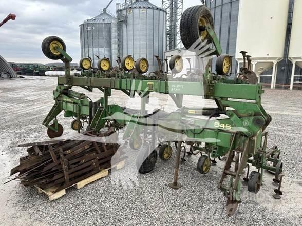 John Deere 845 Řádkové kultivátory