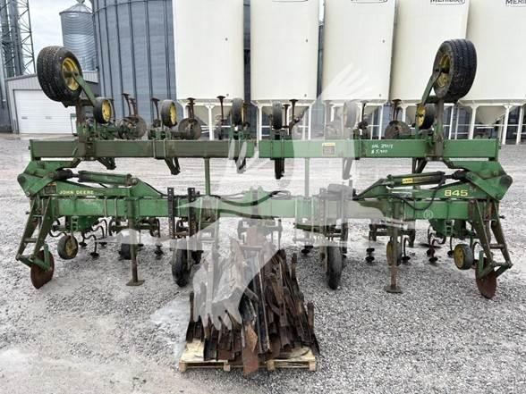 John Deere 845 Řádkové kultivátory