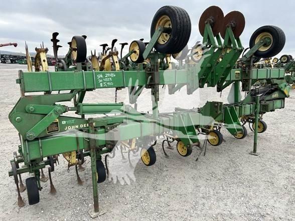 John Deere 845 Řádkové kultivátory