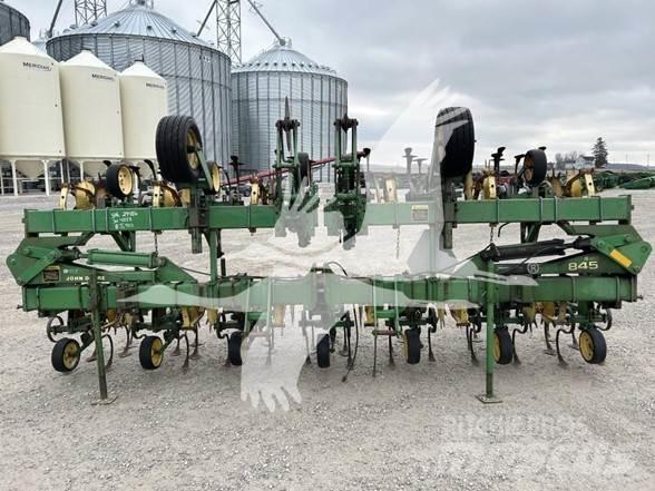 John Deere 845 Řádkové kultivátory