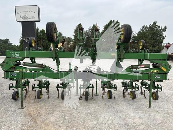 John Deere 845 Řádkové kultivátory