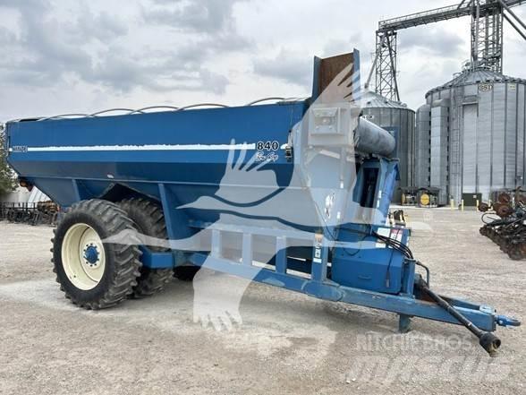 Kinze 840 Obilné návěsy