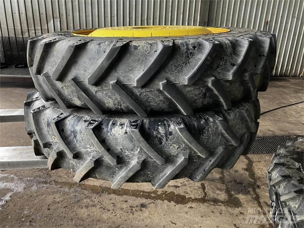 BKT 270/95R32 Pneumatiky, kola a ráfky