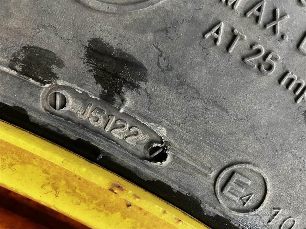 BKT 270/95R32 Pneumatiky, kola a ráfky