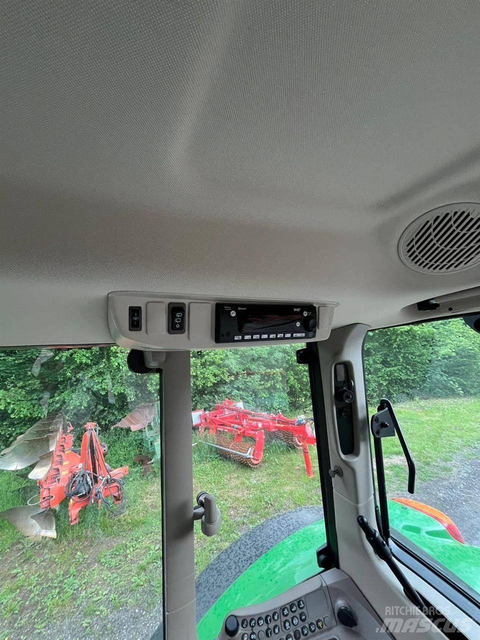 John Deere 6120M Traktory