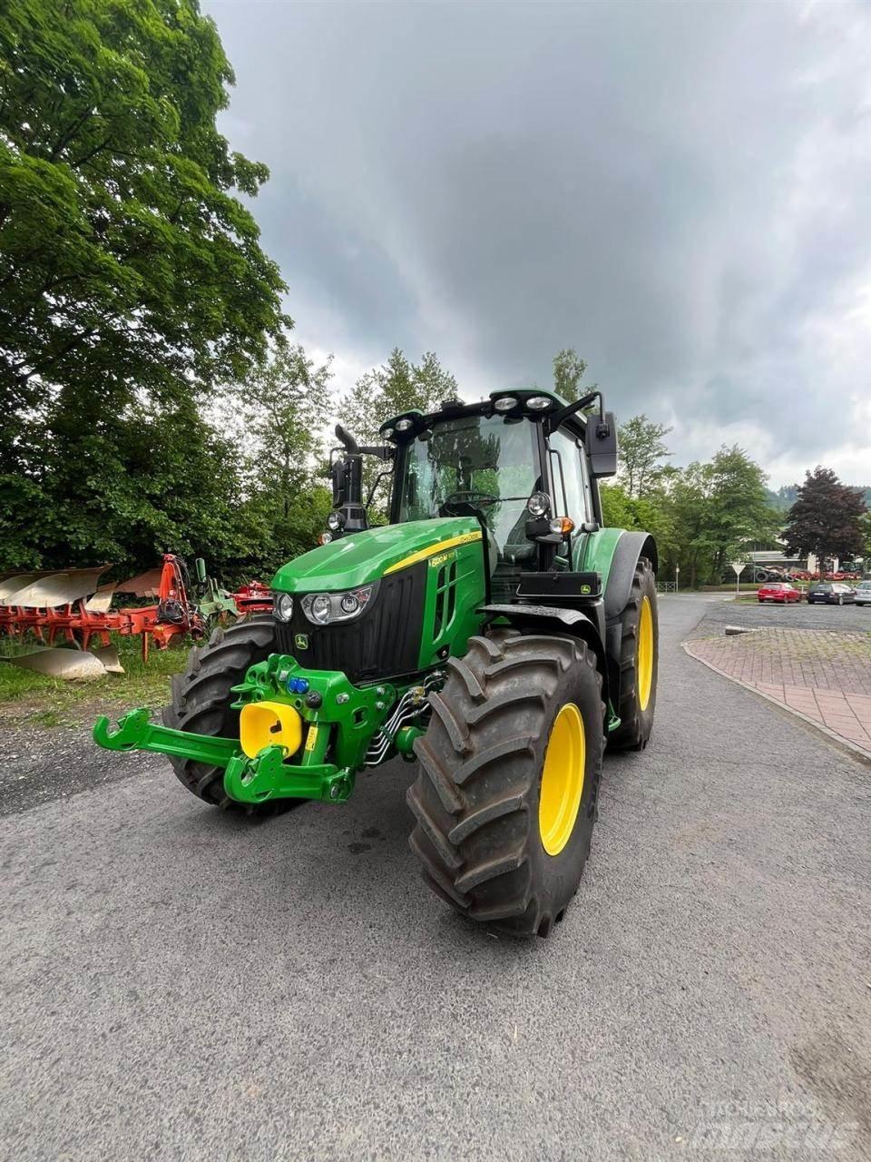John Deere 6120M Traktory