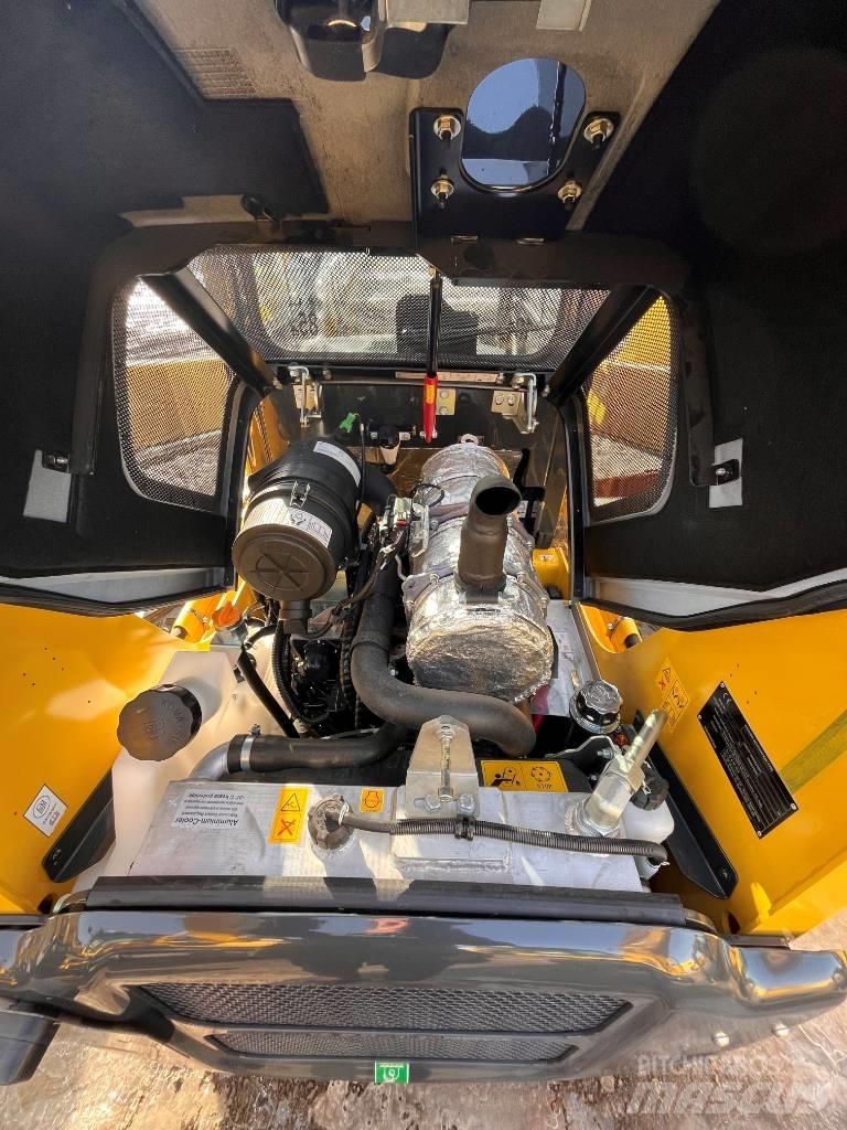 Komatsu SK815-8 Smykem řízené nakladače