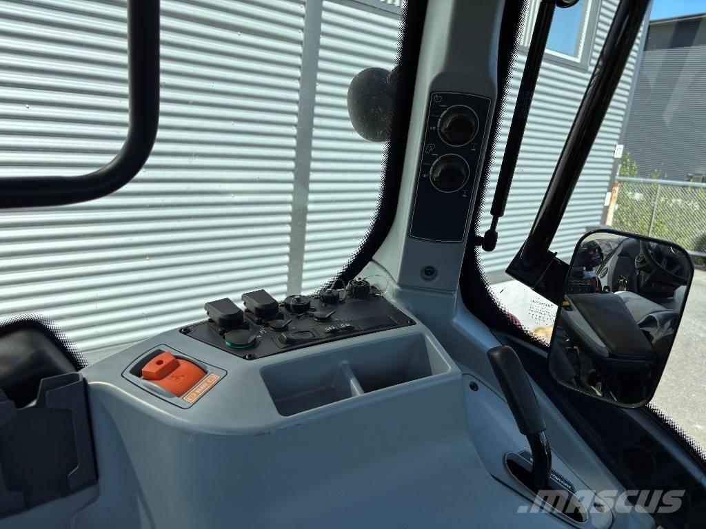 Valtra T 215 Versu Traktory