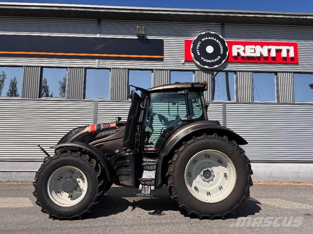 Valtra T 215 Versu Traktory