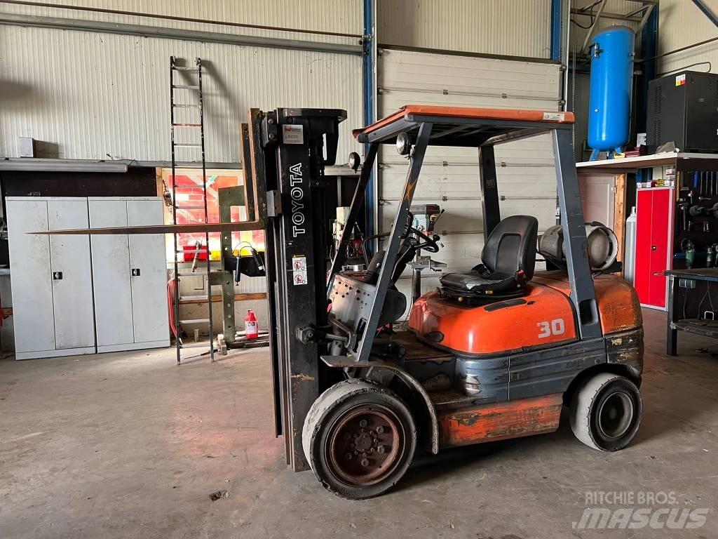 Toyota 02-6 FG F 30 LPG vozíky