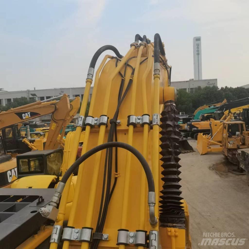 Komatsu PC 220-8 Pásová rýpadla