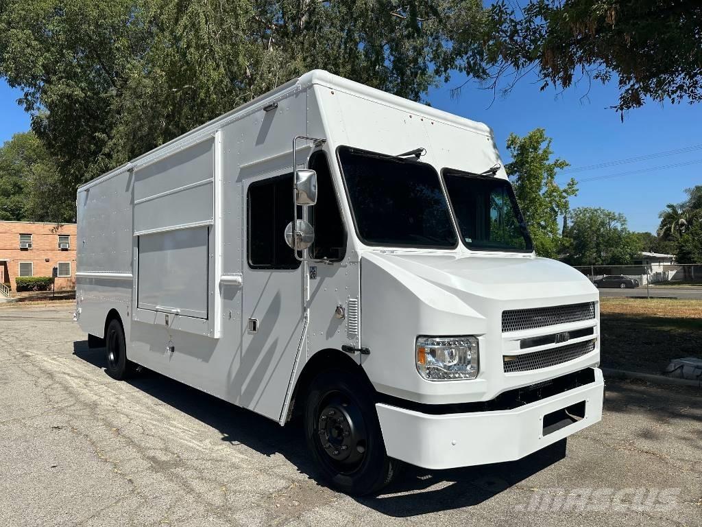 Freightliner M-LINE Skříňová nástavba