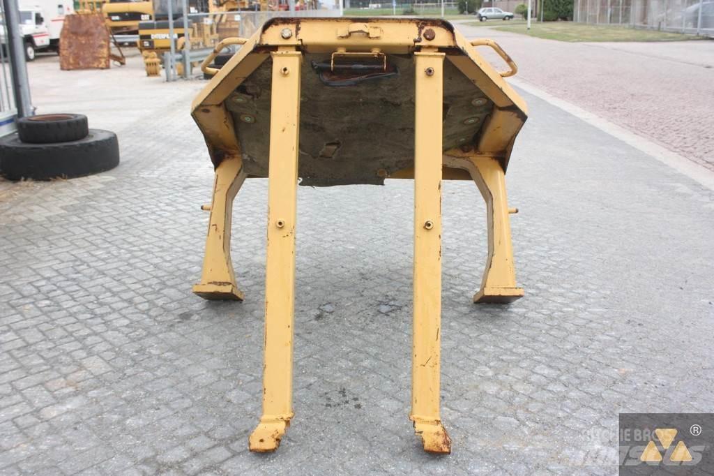 CAT D8N O-rops cab Kabiny a interiér