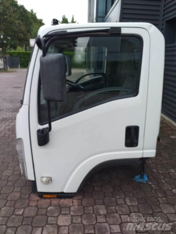 Isuzu M - L Kabiny a interiér
