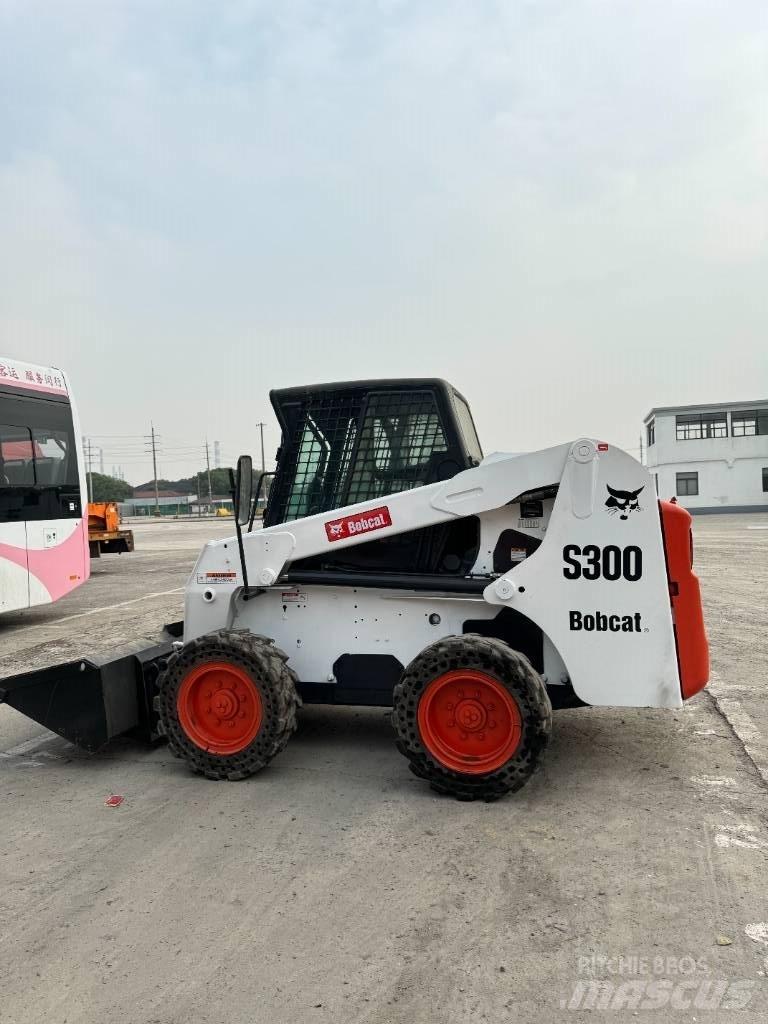 Bobcat S 300 Smykem řízené nakladače