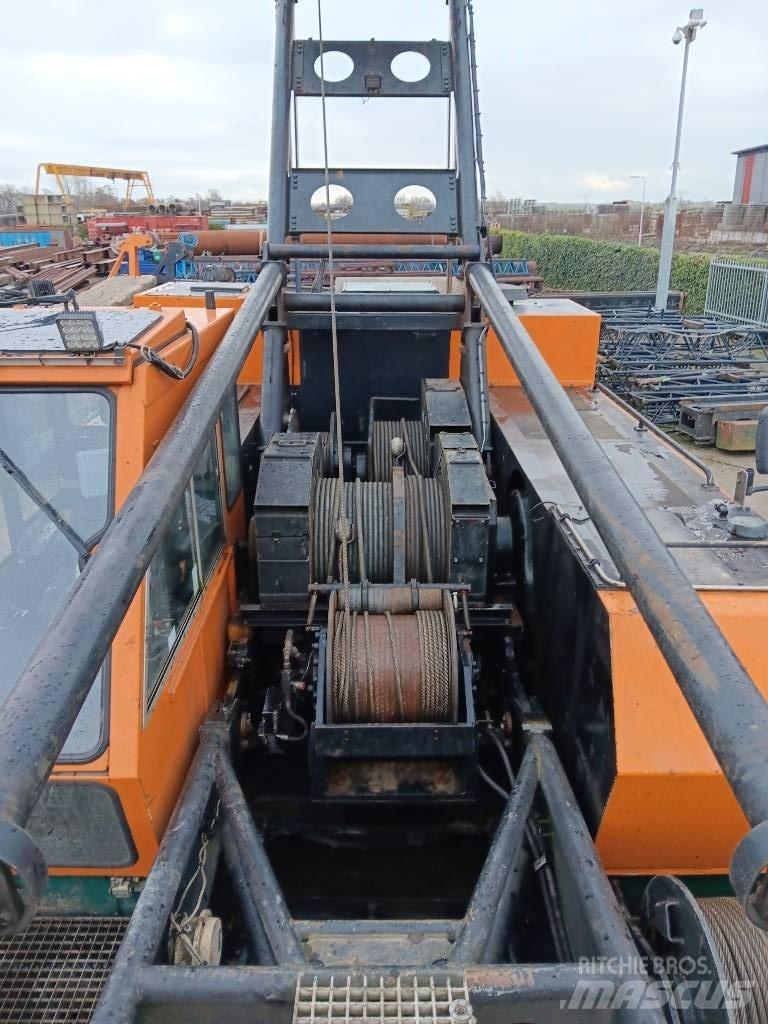 Hitachi KH 230-3 Pásové jeřáby