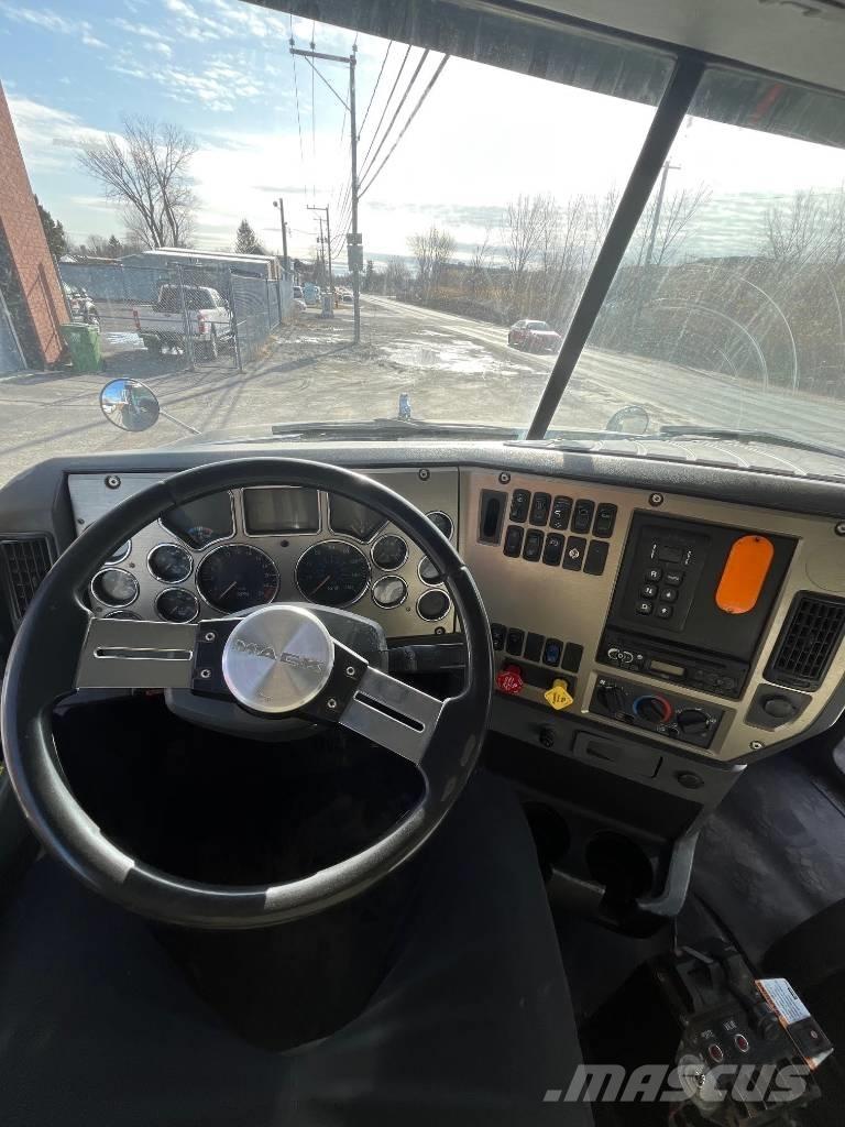 Mack GU813 Sklápěče