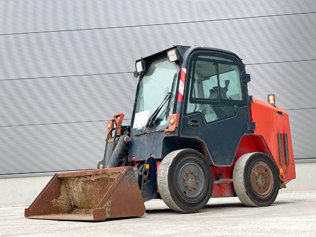 JCB R260 Smykem řízené nakladače