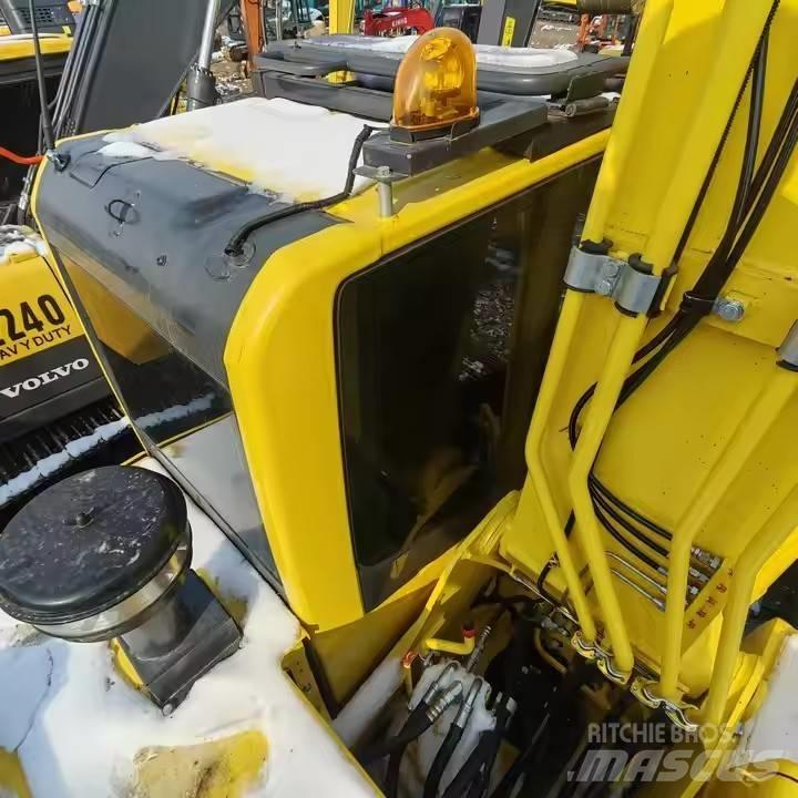 Komatsu PC 210 Pásová rýpadla