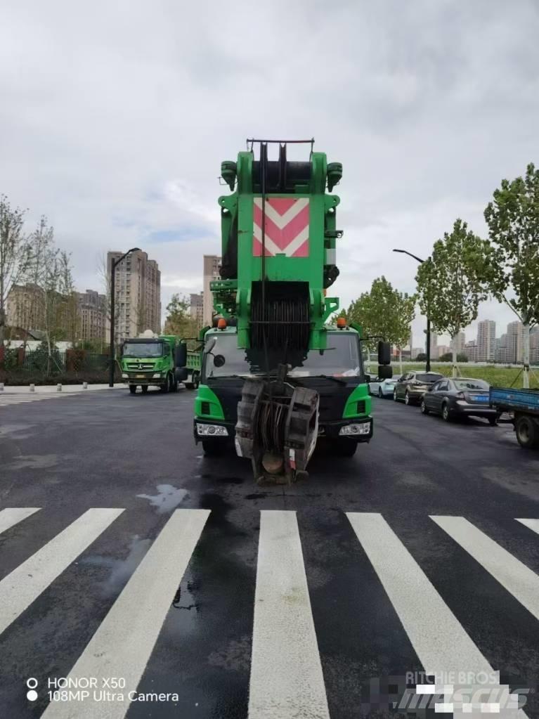 Sany SAC3000 Univerzální terénní jeřáby