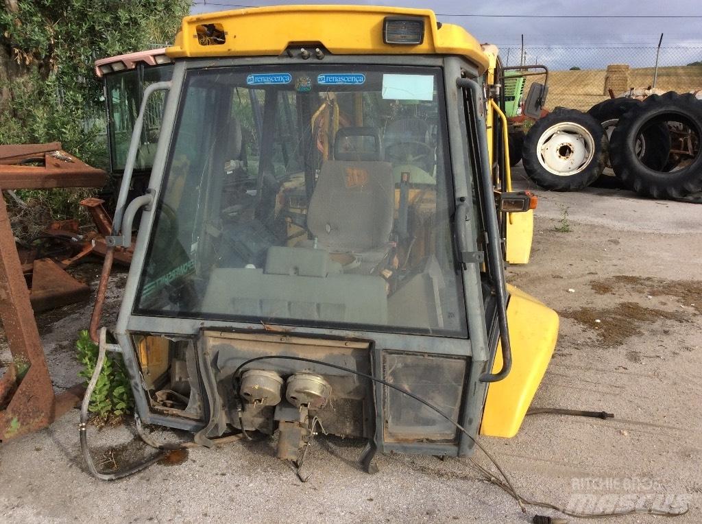 Komatsu WB 97 R Kabiny a interiér