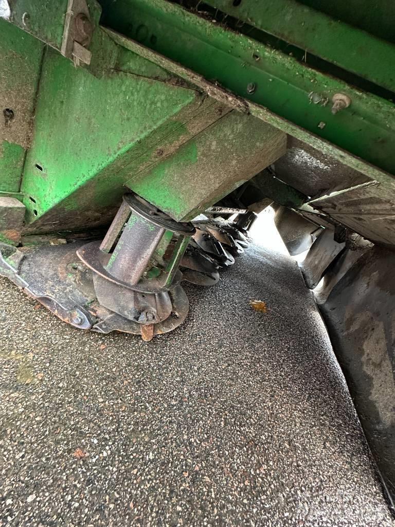 John Deere 830 Kondicionér žacího stroje