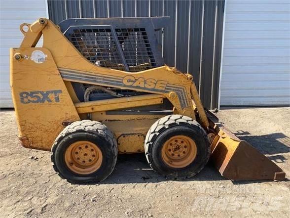 CASE 85XT Smykem řízené nakladače