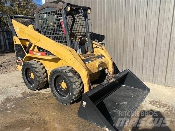 CAT 252 Smykem řízené nakladače