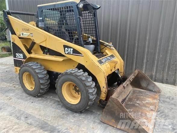 CAT 252B Smykem řízené nakladače