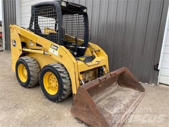 John Deere 315 Smykem řízené nakladače