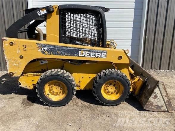 John Deere 317 Smykem řízené nakladače