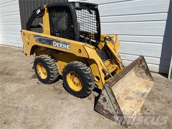 John Deere 317 Smykem řízené nakladače