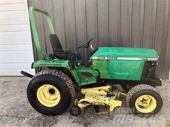 John Deere 855 Traktory