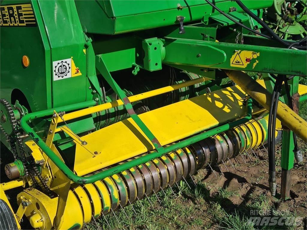 John Deere 590 Lis na válcové balíky