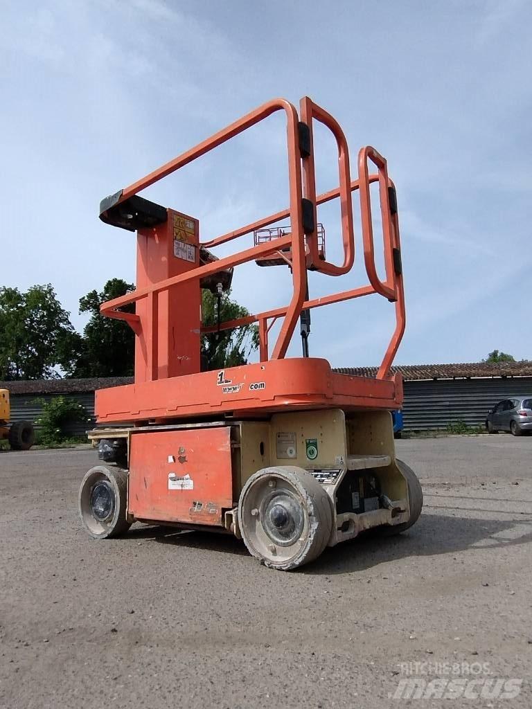 JLG 1230 ES Vertikální sloupové výtahy