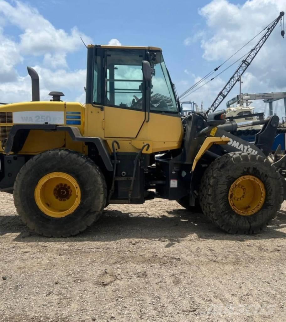 Komatsu WA 250 PZ-6 Kolové nakladače