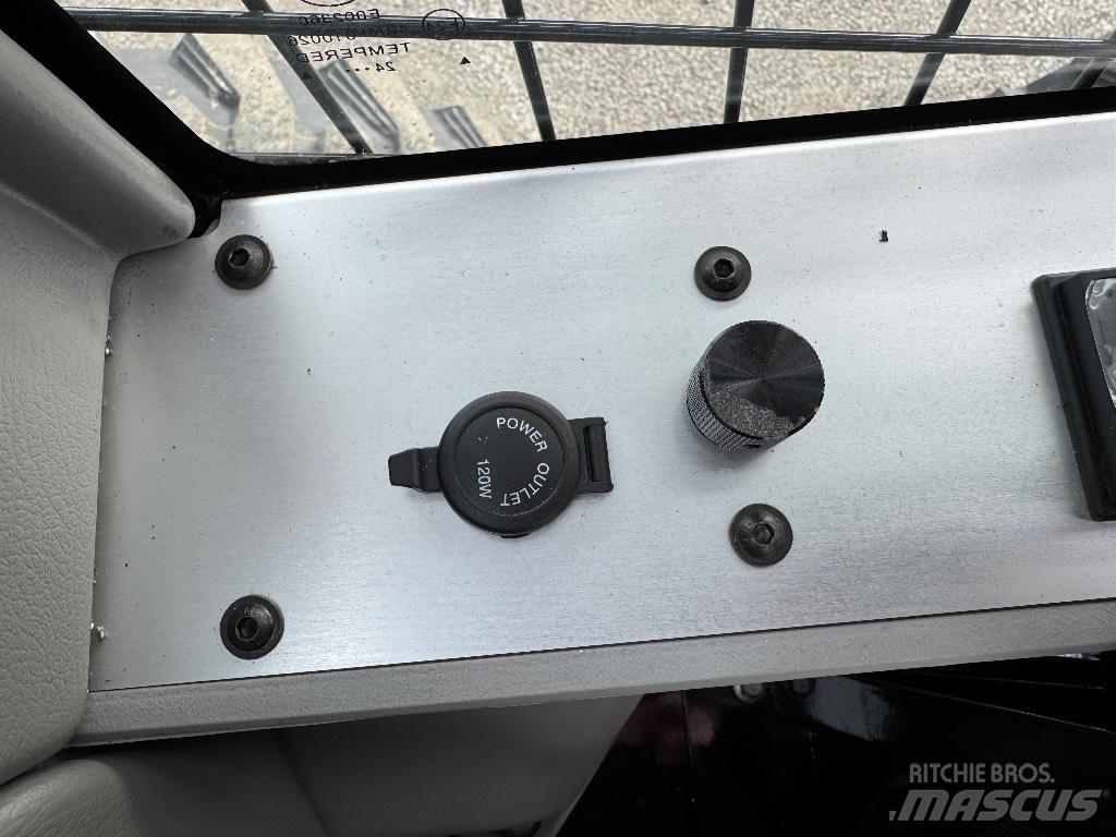  HPS SK1100 Smykem řízené nakladače
